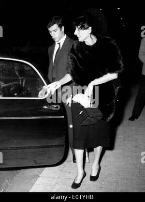 Anna Magnani arrive au Palais des Sports avec fils Banque D'Images