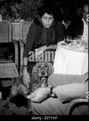 Anna Magnani mange sur la Via Veneto avec chien Banque D'Images