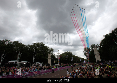 La Royal Air Force britannique des flèches rouges aerobatic display team le Monument de la reine Victoria devant le palais de Buckingham après un défilé pour célébrer la Grande-Bretagne les athlètes canadiens qui ont participé aux Jeux olympiques et paralympiques de 2012 à Londres dans le centre de Londres le 10 septembre 2012. Banque D'Images