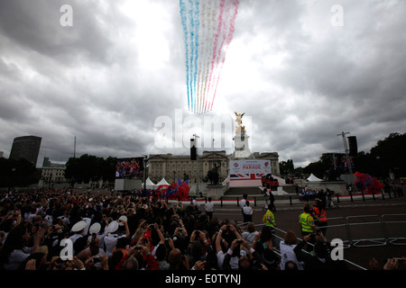 La Royal Air Force britannique des flèches rouges aerobatic display team le Monument de la reine Victoria devant le palais de Buckingham après un défilé pour célébrer la Grande-Bretagne les athlètes canadiens qui ont participé aux Jeux olympiques et paralympiques de 2012 à Londres dans le centre de Londres le 10 septembre 2012. Banque D'Images