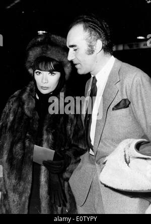 Juliette Greco et son mari Michel Piccoli de sortir pour la soirée Banque D'Images