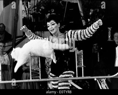 Juliette Greco dans une scène de cirque Banque D'Images