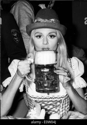 Singer Peggy March vêtue comme une barmaid de boire une bière Banque D'Images