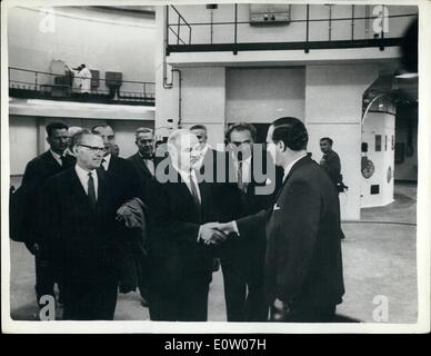 10 octobre 1960 - L'ancien ministre soviétique des Affaires étrangères assiste à l'af de Autriche premier atome : la Russie soviétique's resident délégué à la Commission internationale de l'énergie atomique à Vienne, l'ancien ministre des Affaires étrangères, M. Molotov, était présent à la cérémonie d'Autriche pour les premier réacteur atomique à Seibersdorf, près de Vienne. Photo montre M. Molotov est accueilli à son arrivée à l'Autriche, premier réacteur atomique à Seibersdorf, près de Vienne, pour la cérémonie d'ouverture. Banque D'Images