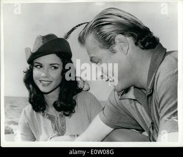 10 octobre 1960 - Jackie Lane et Lex Barker - Tournage à Rome : Une des dernières arrivées à Rome est belle Jackie Lane- qui travaille maintenant sur le nouveau flim ''Robin des bois et les Pirates'' - à Lavinic, près de Rome - avec Lex Barker que son co-star. Photo montre : JACKIE LANE et sa co-star LEX BARKER- entre filmer à Lavinis près de Rome. Banque D'Images