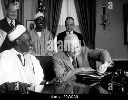 Le président Eisenhower et Abubakar Tafawa Balewa Banque D'Images