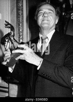 L'acteur Karl Malden exhibant un prix Banque D'Images