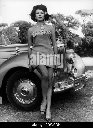 Portrait de Mirella Maravidi sur une voiture Banque D'Images