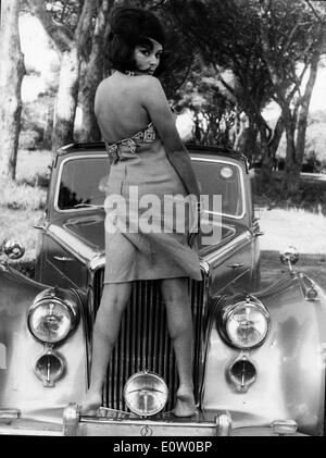 Portrait de Mirella Maravidi sur une voiture Banque D'Images