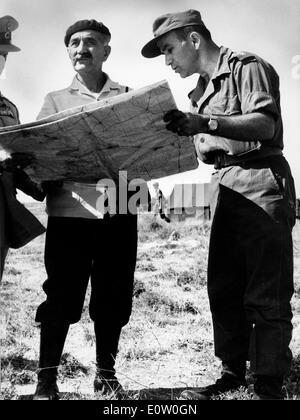 Général Georgios Grivas à plus d'un site avec des soldats Banque D'Images