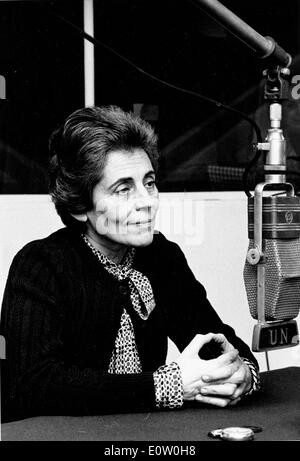 Françoise Giroud Ministre française de la condition féminine 6 mars 1975, New York, New York, USA : FRANÇOISE GIROUD, ministre française de la condition féminine, interviewée sur Radio des Nations Unies. Giroud a été le siège des Nations Unies pour les réunions du Comité consultatif pour la Conférence mondiale de l'année internationale de la femme le 6 mars 1975. Banque D'Images