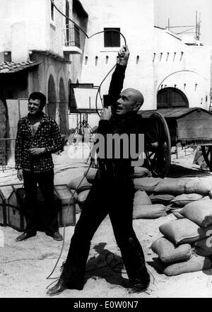 Yul Brynner lors du tournage du film 'Indio Black' Banque D'Images