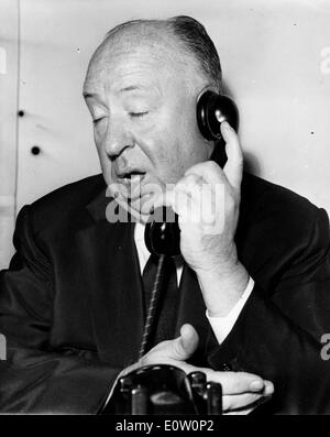 Film Réalisateur Alfred Hitchcock parler au téléphone Banque D'Images