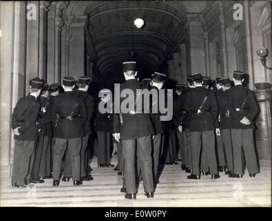 03 nov., 1960 - Aujourd'hui l'ouverture du ''Processus de barricades'' : ''Le processus de barricades'' a ouvert cet après-midi au Palais de justice de Paris. Photo montre policier gardant l'entrée de l'Law-Courts à de la journée lors de l'ouverture du processus. Banque D'Images