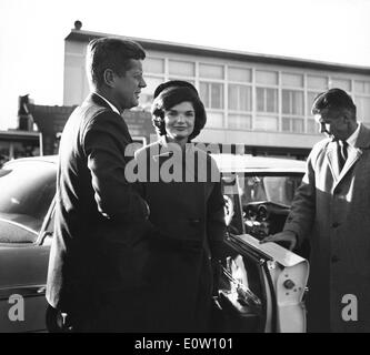 Le président Kennedy et son épouse Jackie sortir de voiture Banque D'Images