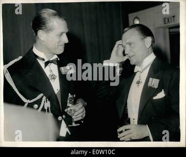 07 nov., 1960 - 7-11-60 Duc d'Édimbourg assiste à un dîner de gala du film. Parle à John Mills. S.a.r. Le duc d'Édimbourg, cette soirée a été l'invité d'honneur de la société Kinematograph Renters' les hommes seulement dîner de gala pour le Conseil d'Amirauté et Royal Naval Film Corporation à Pinewood Studios. Photo montre : le duc d'Édimbourg à parler avec John Mills au dîner ce soir. Banque D'Images