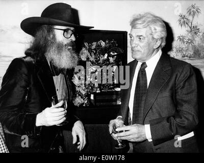 Jean Marais acteur parlant à un homme barbu Banque D'Images