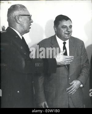 11 novembre 1960 - Commandant en chef des Forces américaines à Bonn : En tant qu'invité du ministre fédéral de la Défense, Franz Josef Strauss, le Nov, 4e commandant en chef de l'Armée de l'air américaine en Europe, BruceC. Clarke à Bonn. Photo montre Clarke (à gauche) avec le ministre Strauss dans le ministère de la défense allemand à Bonn. Banque D'Images