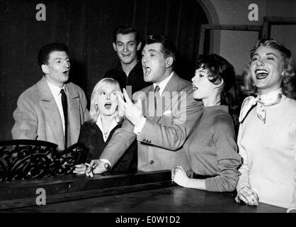 Jean Marais le chant avec des collègues Banque D'Images