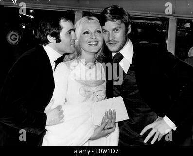 Virna Lisi actrice avec des amis à un film premiere Banque D'Images