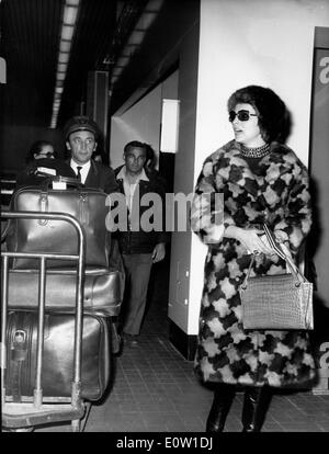 Virna Lisi actrice arrivant à Londres Banque D'Images