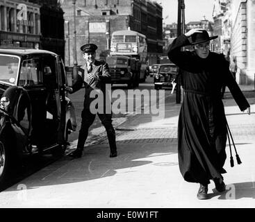 Acteur Alec Guinness comme prêtre dans un film Banque D'Images