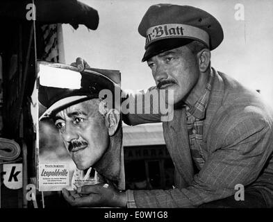 Acteur Alec Guinness holding a self portrait Banque D'Images