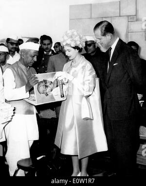 La reine Elizabeth II et le Prince Philip se rendant sur la tombe du Mahatma Gandhi Banque D'Images