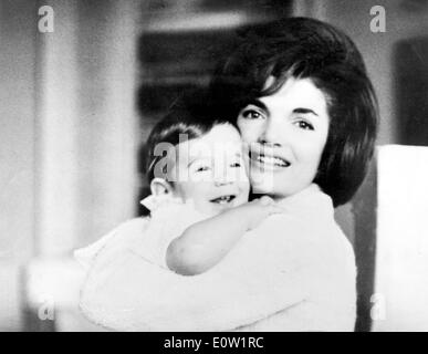 Portrait de Jacqueline Kennedy avec son fils John F. Kennedy Jr. Banque D'Images