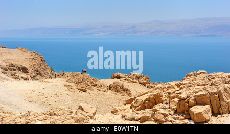 Vue sur la mer Morte depuis les pentes de la montagnes de Judée dans le domaine de la réserve d'Ein Gedi Banque D'Images