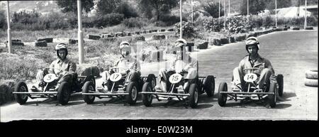 02 février 1961 - Roberto Benzi Karting pratiques avec deux princes : Roberto Benzi, le jeune chef d'orchestre qui a réalisé la renommée quand il était encore un petit garçon est maintenant un séjour à Mandelieu, près de Cannes, Côte d'Azur. On le voit ici (deuxième de L à R) pratiquer le karting avec une jeune starlette Brigitte Xies (à gauche) et deux princess ; Guy de Bourbon Parme (à côté de Benzi) et son frère Rémy de Bourbon Parme. Banque D'Images