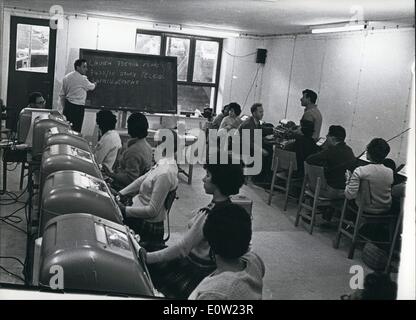 02 février 1961 - Aperçu des procès contre Adolf Eichmann à Jérusalem : Un cours spécial pour les opérateurs teleprinting est organisé par le bureau de poste de travail pour les opérateurs au cours de l'essai Eichmann. Les téléscripteurs sont, d'ailleurs, l'allemand. Banque D'Images