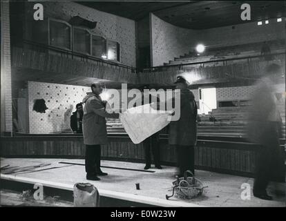 02 février 1961 - Aperçu des procès contre Adolf Eichmann à Jérusalem : Chef de la police Joseph Nahmias (Nahmias) - centre - contrôle des plans de la salle d'audience. Sur le balcon à gauche sont les cabines des traducteurs, Banque D'Images