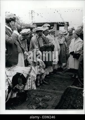 10 févr. 02, 1961 - La Tournée royale du Pakistan Reine regarde mouton sacrificiel. S.m. La reine Elizabeth II examine quatre moutons vêtus de foulards imprimés gaiement, qui ont été présentés à elle comme la frontière traditionnelle cadeau à Jamrud dans la région tribale bordant la frontière de l'Afghanistan - Pakistan. Symboliquement la reine a accepté le bat en tapotant chacun d'eux sur la tête. Ensuite, ils ont été retournés à il «aliks'' (chefs locaux) pour être abattus et répartie entre les personnes à la fête 1/2. Vu Au cours de l'étape visite au Pakistan. Banque D'Images