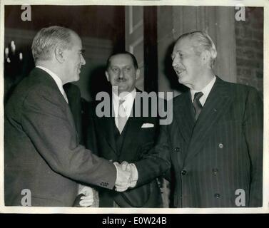 02 février 1961 - Le Premier ministre grec s'est entretenu avec M. Macmillan : M. Karamanlis le Premier Ministre de la Grèce - qui est à Londres pour une visite de bonne volonté - appelé à l'Admiralty House cet après-midi - où il a eu des entretiens avec le premier ministre Harold Macmillan. Photo montre M. Karamanlis et M. Macmillan se serrer la main en tant qu'ancienne gauche Admiralty House cet après-midi. Banque D'Images