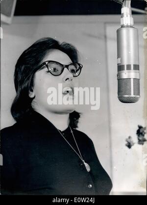 02 février 1961 - La chanteuse grecque fait un coup. : Nana Mouskouri, la célèbre chanteuse grecque qui le premier a réalisé la renommée de chanter ''Les enfants du Pirée'' est maintenant à Paris. La photo montre la Nana Mouskouri chanter pour la première fois qu'une chanson d'un Français qui a fait un succès à Paris. Banque D'Images