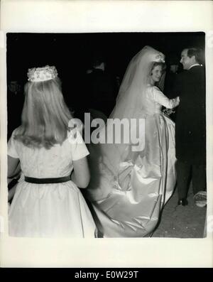 22 déc., 1960 - Sir Winston Churchill's Grand-Daughter. Jeudi 28 Novembre 2013 : Le mariage a eu lieu cet après-midi à St Margaret's, Westminster de Mlle Edwin Sandys fille aînée de M. Duncan Sandys et petite-fille de Sir Winston Churchill à M. Piers Dixon fils de Sir Piers Dixon l'ambassadeur britannique à Paris. Photo montre une demoiselle d'aide à un cadre à la photo comme la mariée et le marié donner un regard en arrière, à la sortie de l'église après la cérémonie. Banque D'Images