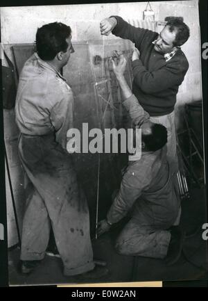 02 février 1961 - Aperçu des procès contre Adolf Eichmann à Jérusalem : une cabine à l'épreuve des balles est en cours de construction à Jaffa/Israël au cours de laquelle l'ancien chef SS Adolf Eichmann, accusés ont été responsables de l'assassinat de millions de Juifs, s'asseoir pendant son procès à Jérusalem, ainsi que deux policiers. Le verre pour cette cabine - c'est à quelques centimètres d'épaisseur - a notamment pour cette raison été importé de Belgique. Banque D'Images
