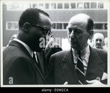 10 févr. 02, 1961 - Conseil de sécurité se réunit sur Congo Situation : Ce matin, le Conseil de sécurité a eu une brève réunion sur la situation dans la République du Congo. M. H. ALpha Diallo (Guinée) Entretien avec M. Adlai E. Stevenson (US) après la réunion. Banque D'Images