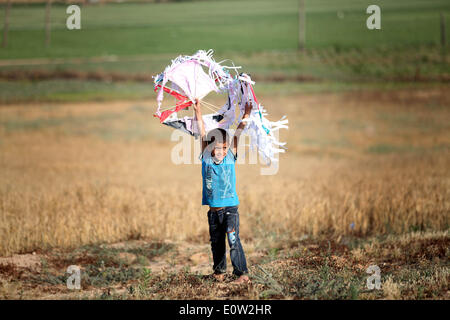 Gaza, la Palestine. 17 mai, 2014. Les cerfs-volants volaient les enfants palestiniens, certains Palestiniens transportant des chiffres et de l'anniversaire de leur solidarité dans la mémoire de la Nakba palestinienne 66 et participer à la manifestation pour marquer la Journée de la Nakba, ou catastrophe'''' près du point de passage d'Erez dans le nord de la bande de Gaza pour commémorer l'expulsion ou la fuite de quelque 700 000 Palestiniens de leurs maisons dans la guerre qui a mené à la fondation d'Israël en 1948. © Momen Faiz/NurPhoto ZUMAPRESS.com/Alamy/Live News Banque D'Images