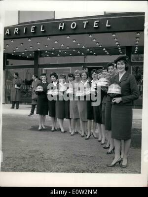 01 janvier 1961 - MINISTRE DE L'AVIATION S'OUVRE LE PREMIER Hôtel circulaire. M. PETER THORNEYGROFT la ministre de l'aviation a ouvert ce matin à l'hôtel Ariel, l'aéroport de London-construit au coût de 00 000...il pourra accueillir 300 personnes. Chacune des 186 chambres dispose d'une salle de bains-douche-TV-radio et téléphone...pour marquer l'ouverture-Hostesseswere Aci International chaque gâteau présenté avec des répliques de l'hôtel, qui est la première dans ce pays, reposant sur les lignes circulaires. PHOTO : KEYSTONE montre une ligne d'hôtesses de l'air avec leurs répliques-gâteau après présentation et cérémonie d'ouverture ce matin. Banque D'Images