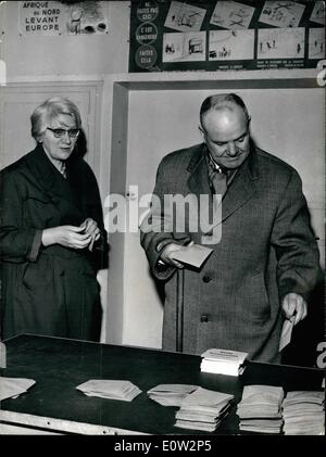 01 janvier 1961 - Référendum : vote à Paris : chef communiste français Maurice Thorez et son épouse Jeannette Vermeersch dans une station de dépôt à Ivry, un groupe de la banlieue de Paris, ce matin. Banque D'Images