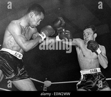 10 févr. 22, 1961 - Londres, Angleterre, Royaume-Uni - DAVE CHARNLEY, droite, au cours de sa lutte avec le Français FERNAND NOLLET. Charnley (né le 10 octobre 1935 à Dartford, Angleterre) était un boxeur poids léger et est considéré comme l'un des plus grands chasseurs britanniques dans sa catégorie de poids. Connu sous le nom de destroyer Dartford le gaucher Charnley avait un 10 ans de carrière d'une durée de 1954 à 1964. Banque D'Images