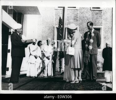 01 janvier 1961 - La Royal Indian Tour Reine ouvre un nouveau centre médical. OPS : Sa Majesté la Reine coupe le ruban pour ouvrir les bâtiments universitaires de la All India Institute of Medical Sciences, à New Delhi. Debout derrière le port d'un genou longueur guirlande de fleurs exotiques est le duc d'Édimbourg. Banque D'Images
