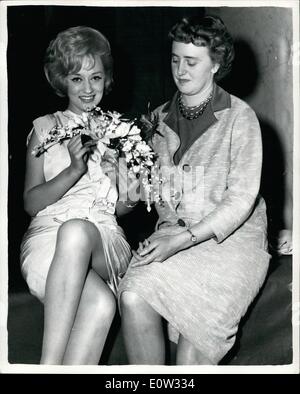 05 mai, 1961 National - Interflora Bouquet de mariée : Finale du concours de la finale de la National Interflora bouquet de mariée pour un ft. 8po mariée - a eu lieu ce matin dans la chambre de la rivière, le Savoy Hotel, Londres. Le gagnant a été de manquer une Ellis de Halifax, Yorks. Photo montre écran star Carol Lesley est titulaire d'un prix le bouquet - conçu par Miss Ann Ellis - vues le long - au Savoy ce matin. Banque D'Images