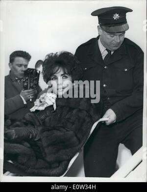 Mar. 03, 1961 - Elizabeth Taylor quitte pour la Californie. fait à l'appareil : l'écran star Elizabeth Taylor a quitté l'aéroport de Londres pour la Californie aujourd'hui à récupérer après sa récente maladie grave. Sa jambe gauche est affectée par ''thrombose chimique'' causé par l'injection de traitement - elle s'est rendue à l'aéronef en fauteuil roulant. Elle était accompagnée de mari Eddie Fisher. Photo, Elizabeth Taylor s'effectue jusqu'à l'avion de l'aéroport de Londres cet après-midi. Banque D'Images
