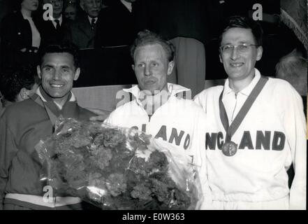 Mar. 03, 1961 - Heatley remporte le 48e Cross International : la Grande-Bretagne Basil Heatly prouvé hier à Nantes, il a été l'un des plus grands coureurs de distance, remportant le 48e Cross Country International. Sur la photo, de gauche à droite après leur victo0ry : Antonio Amoros (Espagne) et qui a été deuxième ; Basil Heatly (première) ; et la Grande-Bretagne Hyman (troisième) Banque D'Images