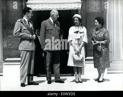 Mai 05, 1961 - Le couple royal belge lors d'une visite d'État à Paris OPS :- De gauche à droite : Le Roi Baudouin, le Général de Gaulle, La Reine Fabiola et Mme de Gaulle en photo sur les marches de l'Elysée après la cérémonie à l'Arc de Triomphe. Banque D'Images