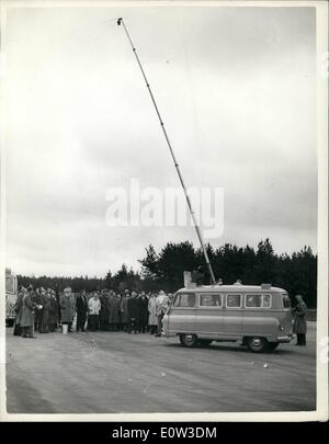 Mai 05, 1961 - 1-5-61 Lord Hailsham voit des démonstrations sur de nouvelles pistes de recherche. Aujourd'hui Lord Hailsham suivi le travail sur le ministère de la recherche scientifique et industrielle de neuf pistes de recherche à Crowthorne, Berks. Photo : Keystone montre sur l'écran était ce van photographique. Il dispose d'un mât télescopique qui est titulaire d'un appareil photo et peuvent photographier accidents de différents angles et inhabituelle. Banque D'Images