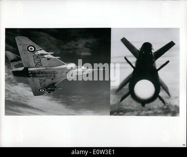 Mai 05, 1961 - Fiery firestreak et sa plate-forme volante. Deux photos montrent le de Havilland Firestreak, infra-rouge arme homing cible à la fois de la Royal Air Force et de la Royal Navy, et l'une des plates-formes aériennes à partir de laquelle il est lancé. A gauche : 4 Firestreaks sous les ailes d'un Gloster Javelin, twin jet à aile delta toutes les saisons de chasse de la RAF. Droit de haute altitude : close-up par une caméra montée à l'aile de la trouver vous-même début de missiles d'accélérer immédiatement après cuisson. Mai 1961 Banque D'Images